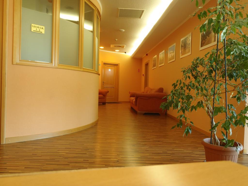 凯奇凯梅特 Napfeny Panzio Es Rendezvenyhaz酒店 外观 照片